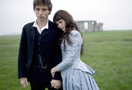 Foto: Eddie Redmayne a Gemma Arterton v televizním seriálu BBC