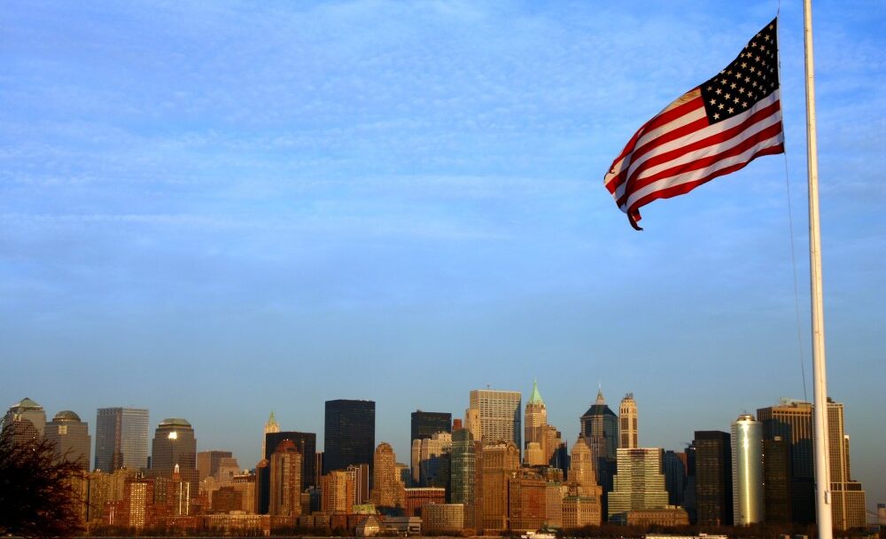 FOTO: Panorama New Yorku s americkou vlajkou v popředí