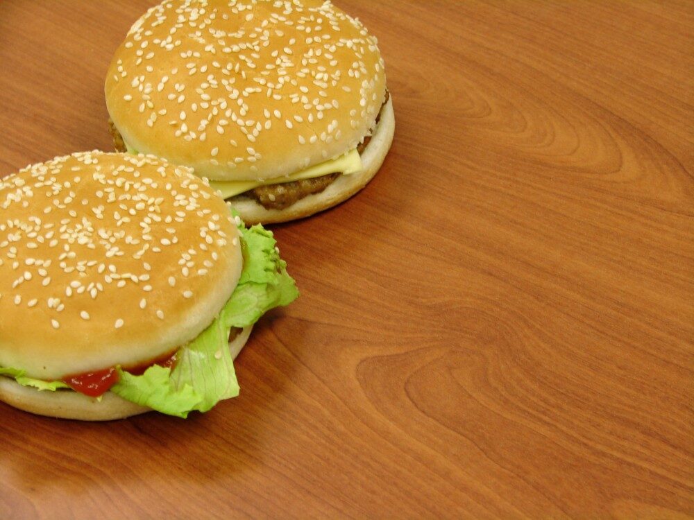 FOTO: Dva hamburgery na stole.