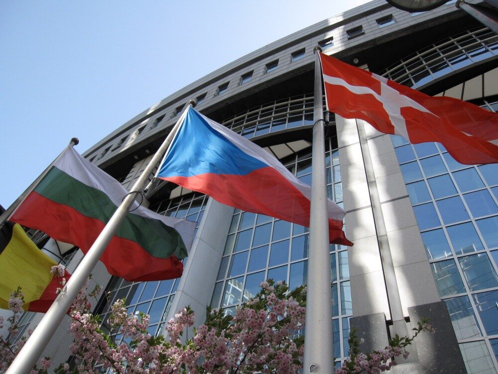 Česká vlajka u Evropského parlamentu v Bruselu, Foto: Tereza Hercíková, Topzine.cz