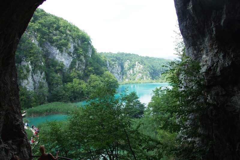 FOTO: Pohled z jeskyně, kde byl ukryt poklad na stříbrném jezeře