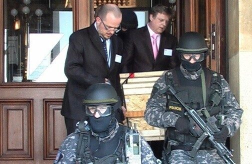 FOTO: Policejní doprovod převážených sbírek