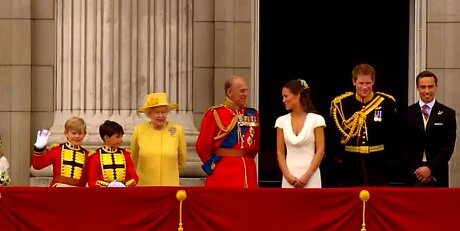 FOTO: Královská rodina a sourouzenci nevěsty na svatbě prince Williama