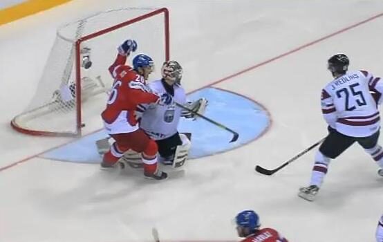 Martin Havlát střílí gól do sítě Lotyšska