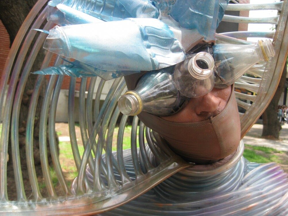 FOTO: Kostým od Ivána Sáncheze vyrobený z plastových láhví