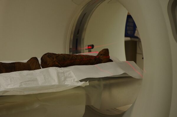 Jedna z mumií během výzkumu