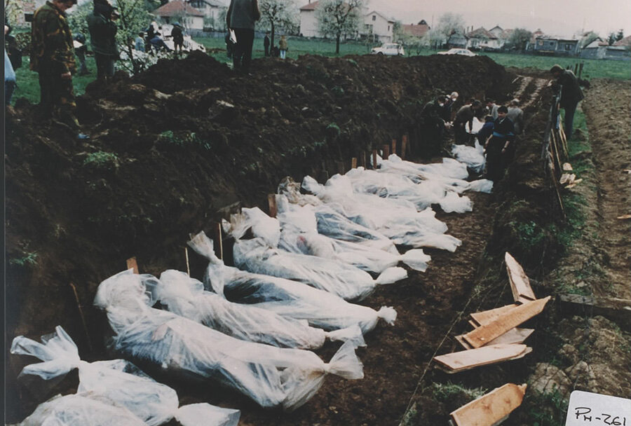Foto: Exhumace masového hrobu v Serbrenice, 1996
