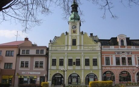 FOTO: Budova radnice na Starém náměstí v Poláčkově rodném městě Rychnově nad Kněžnou