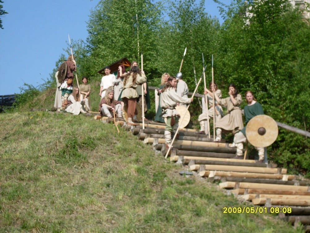 Ukázka dobových kostýmů v Archeoparku, Zdroj: archeopark-chotebuz.cz
