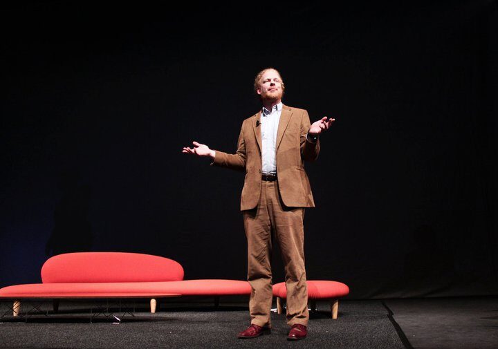 Foto: Tomáš Sedláček coby moderátor divadelních Interpelací