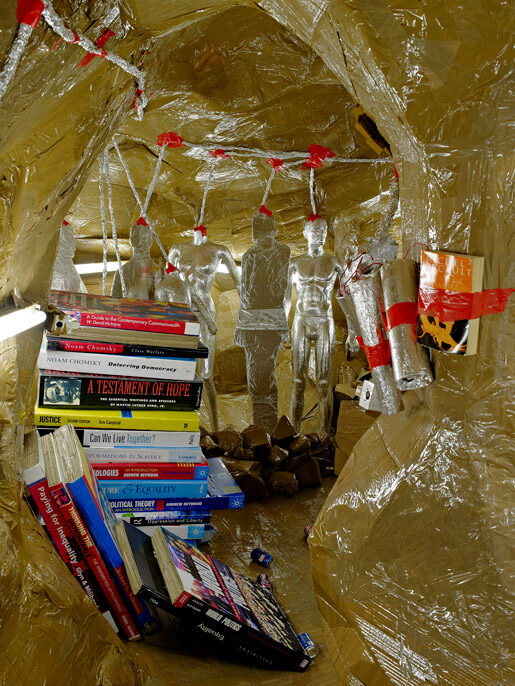 FOTO: Rozsáhlý posapokalyptický Cavemanman (2002) Thomase Hirshhorna