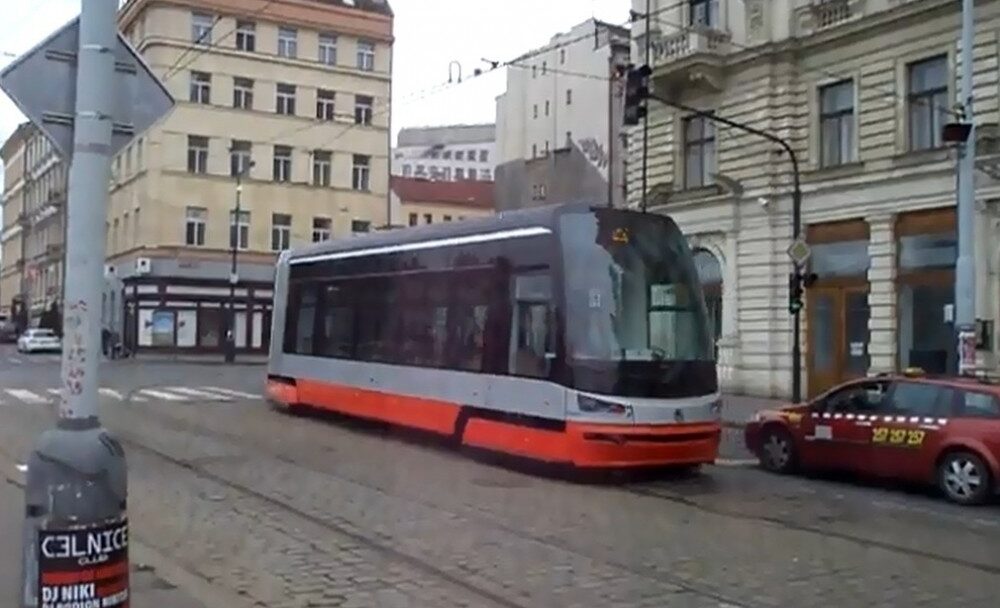 nízkopodlažní tramvaj, zdroj youtube.cz