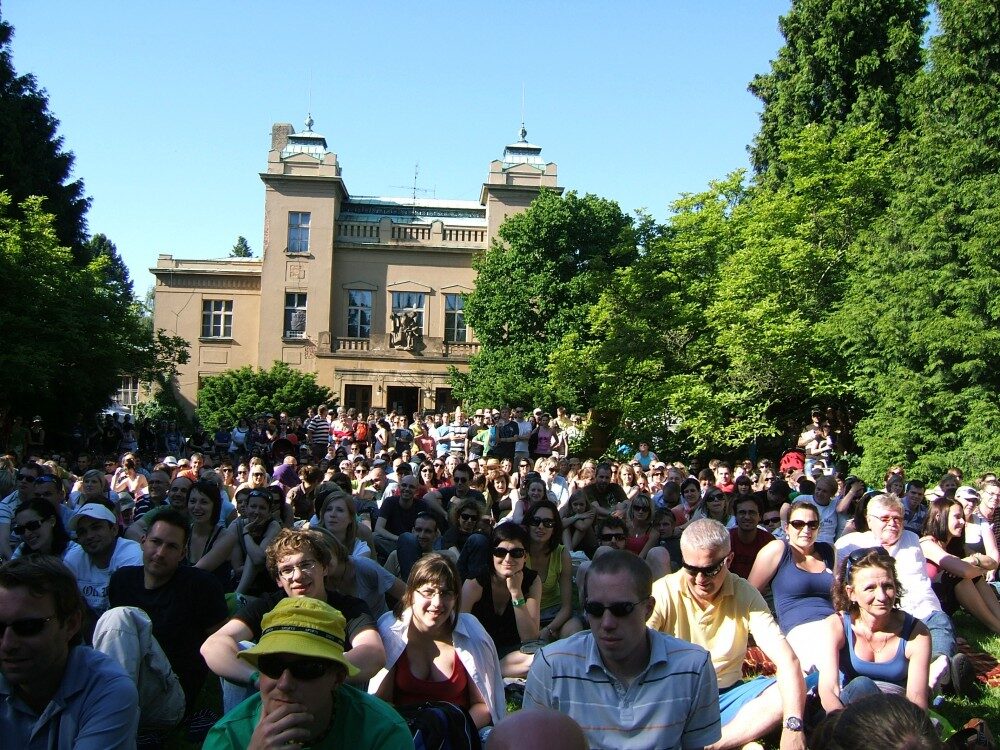 FOTO: Lidé před krytou divadelní scénou