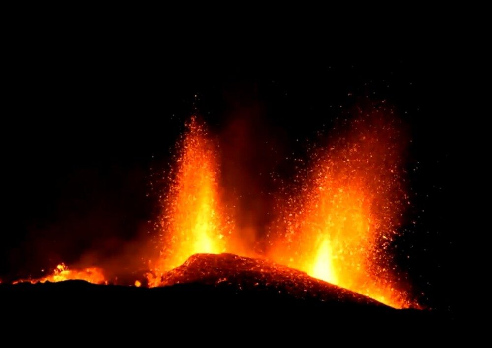 Erupce na islandské sopce v noci, Zdroj: youtube.com