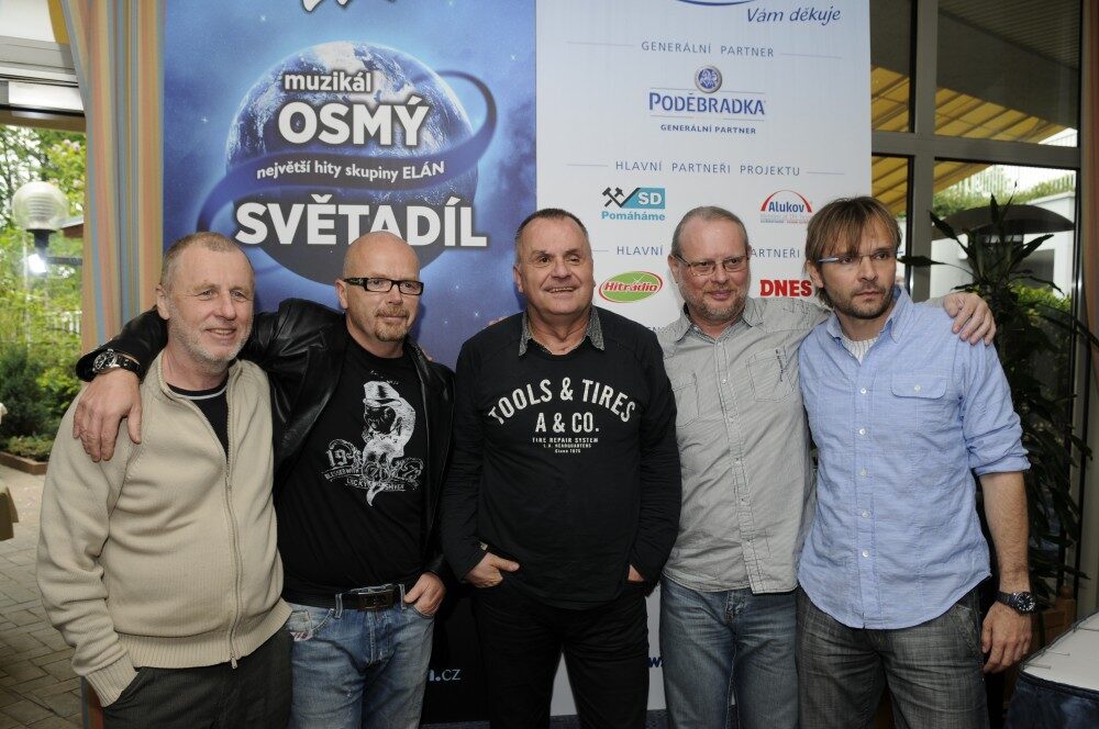 FOTO: Ján Ďurovčík se skupinou ELÁN na tiskové konferenci k muzikálu Osmý světadíl Divadla Kalich
