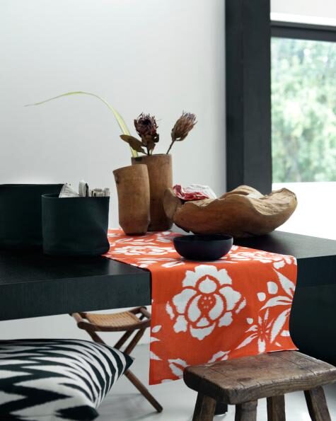 Kombinace oranžové a černé v interiéru