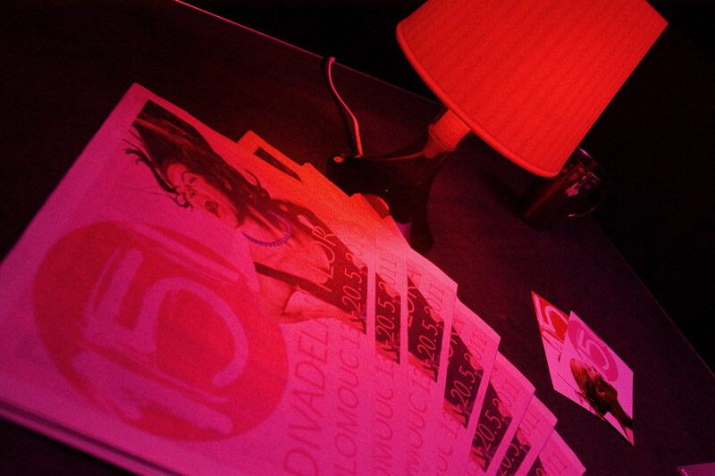 FOTO:Růžové světlo, červené lampičky a řvoucí dívky