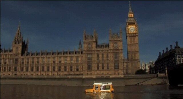 FOTO: První obojživelný zmrzlinový stánek brázdí londýnské vody