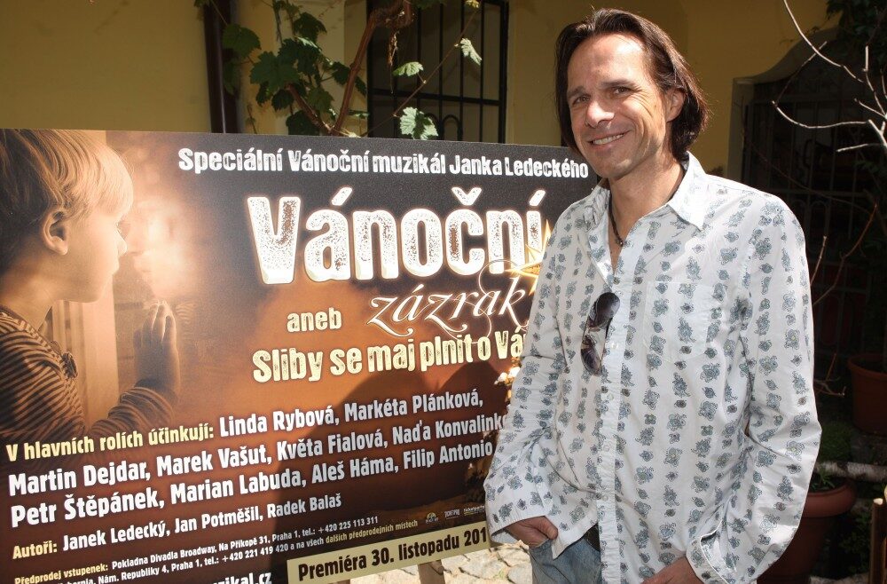 FOTO: Janek Ledecký na tiskové konferenci k připravovanému muzikálu Vánoční zázrak