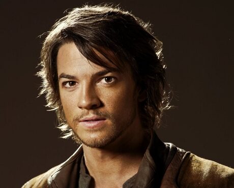 FOTO: Hlavní postava seriálu Legenda o Pátračovi Craig Horner