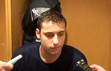 Foto: Pavelec při rozhovoru s novináři v NHL