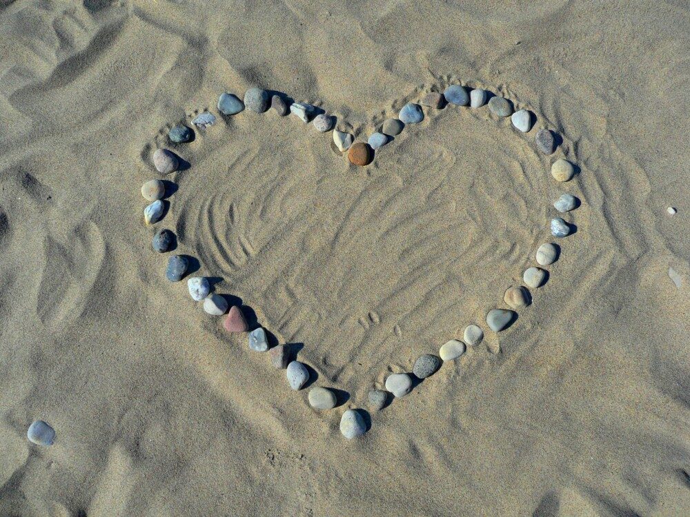 FOTO: Srdce z kamenů v písku
