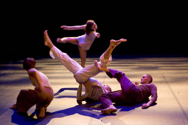 FOTO: Hra pro sedm tanečníků - Freska, ženy hledící vlevo