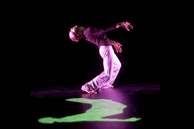 FOTO: Foto z představení Freska, ženy hledící vlevo, ukázka videoprojekcí