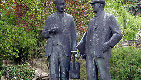 FOTO: Památník bratří Čapků v Malých Svatoňovicích