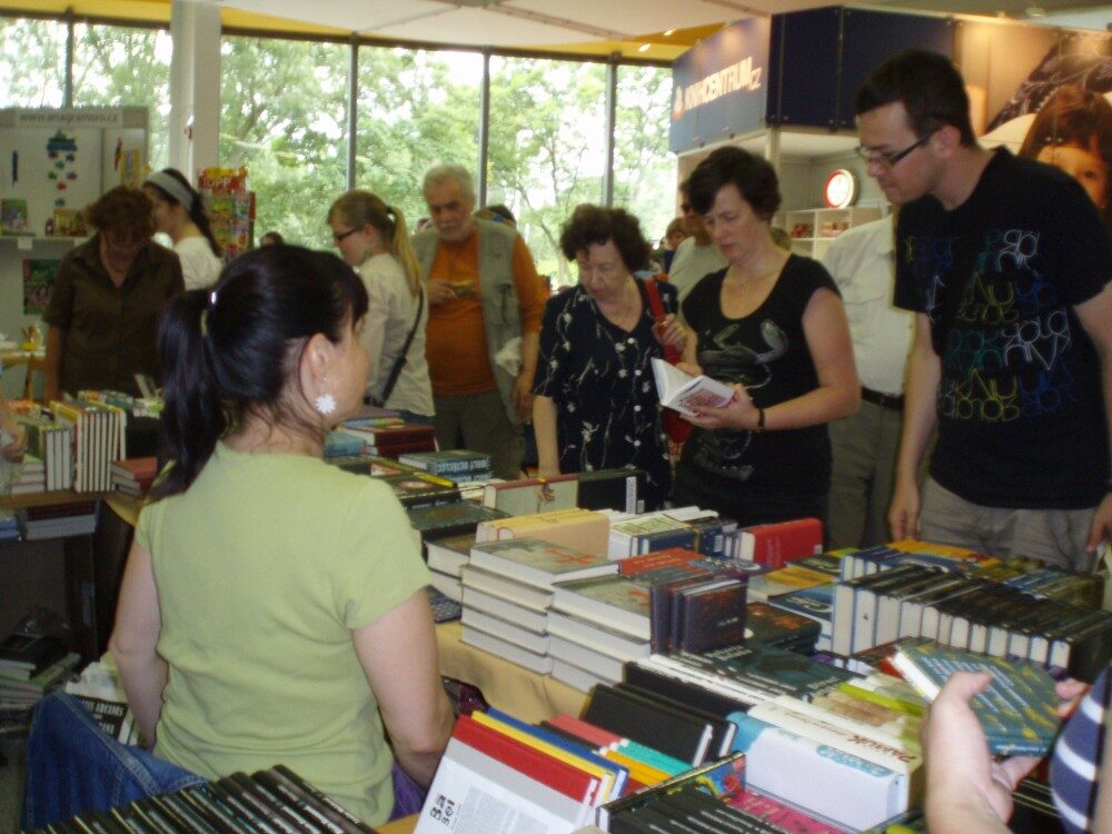 Čtenáři u stánku nakladatelství Argo