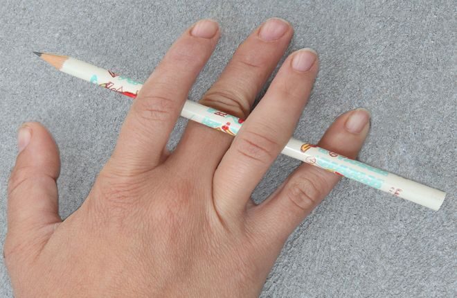 FOTO: Lámání ruky tužkou