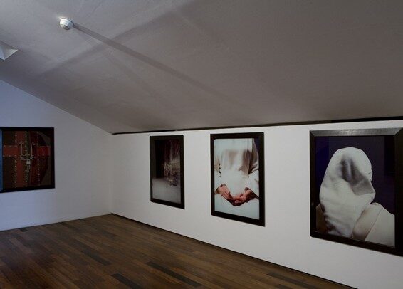 FOTO: AndresSerrano - Meditující jeptiška