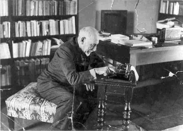 Luigi Pirandello u psacího stroje