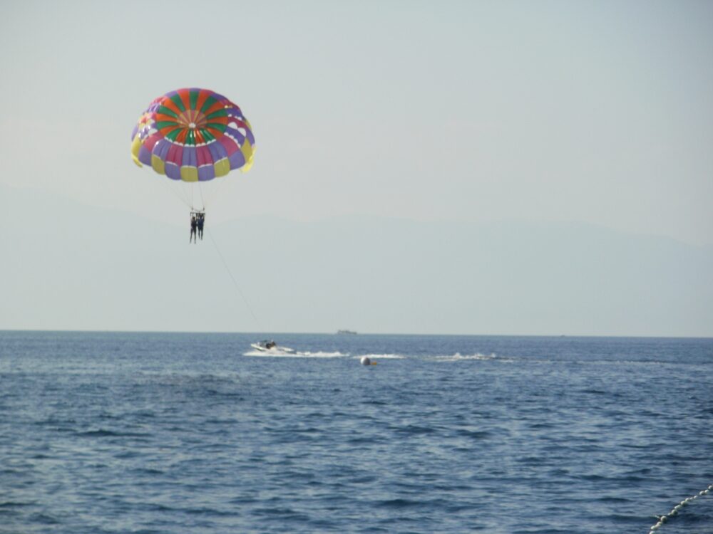 FOTO: Padák tažený lodí, chorvatská atrakce pro turisty