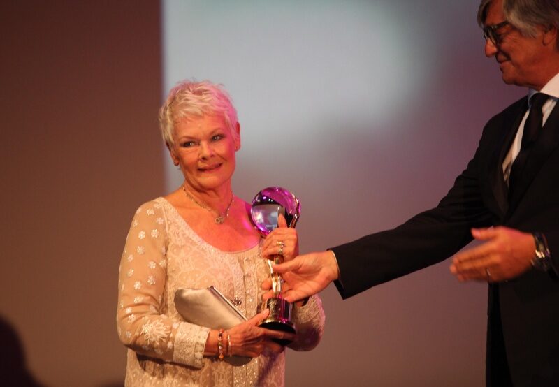 Judi Dench přebírá Křišťálový globus