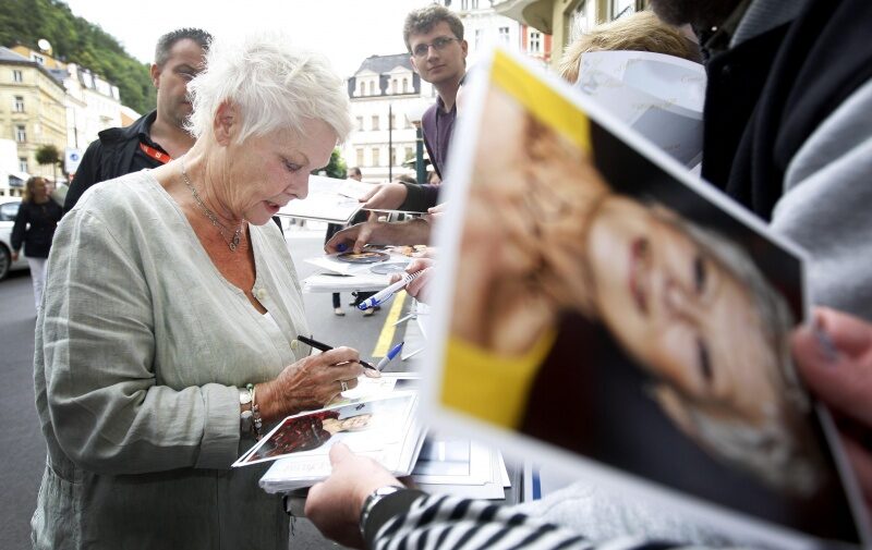 Judi Dench rozdává podpisy svým fanouškům