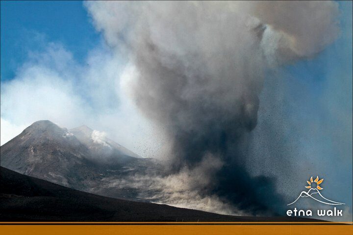 Emise popela při erupci Etny 9.7. 2011