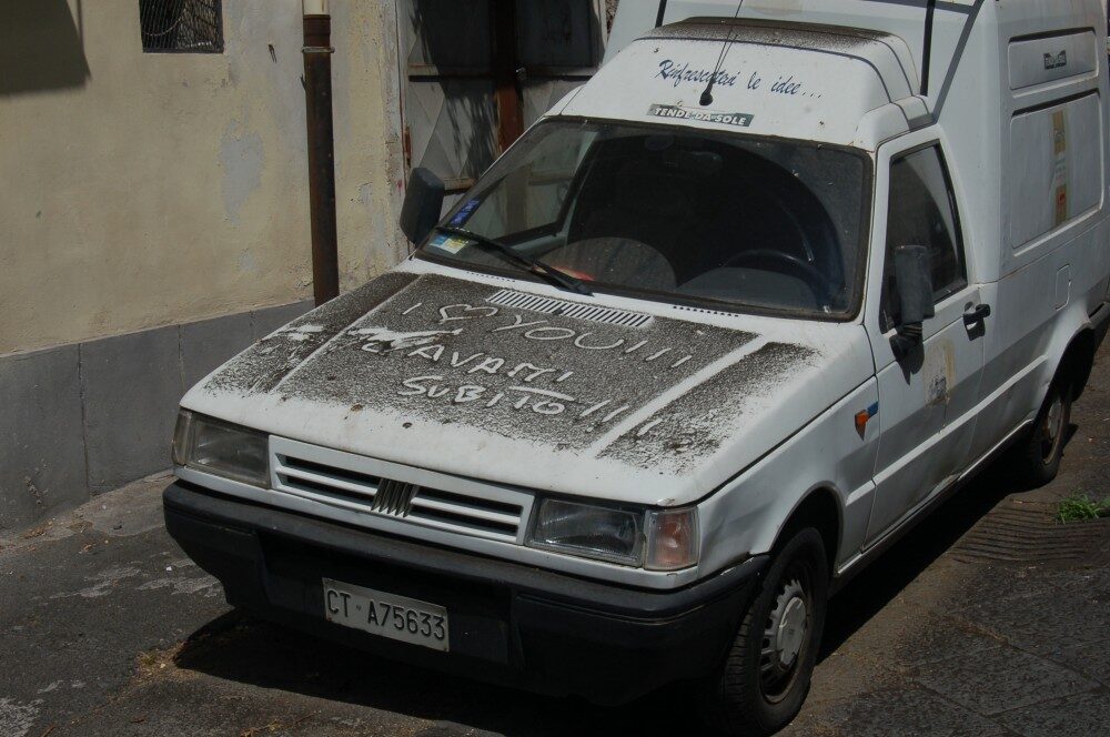 Auto pokryté sopečným popelem