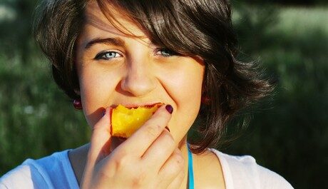 FOTO: Dívka s ovocem