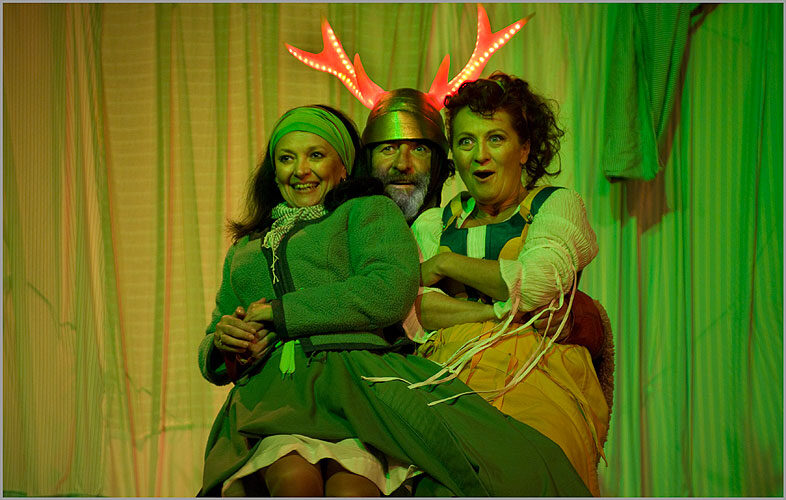 Foto: Eva Režnarová, Bolek Polívka a Simona Stašová ve Veselých paničkách winsorských