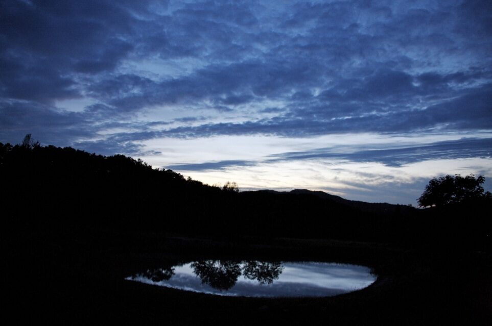 FOTO: Odrazy oblohy na vodní hladině jako na malířské plátně jsou dalším častým Ahaeho motivem