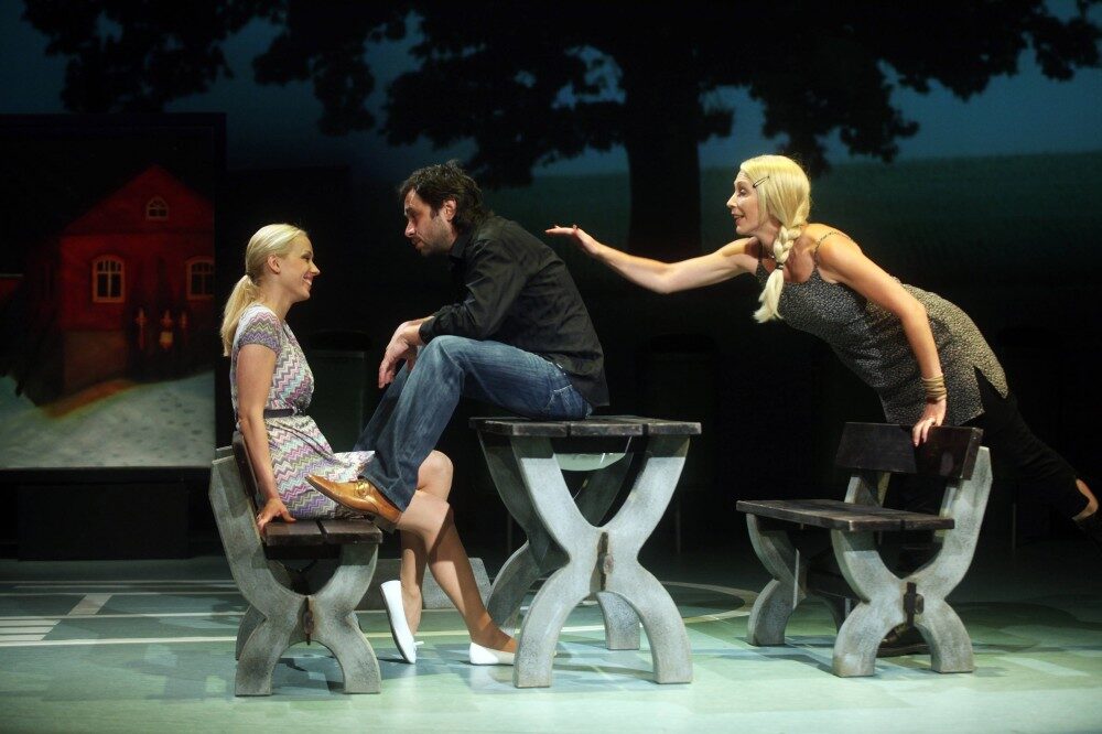 Foto: Petra Hřebíčková, Filip Čapka a Kristýna Frejová v Biomanželce