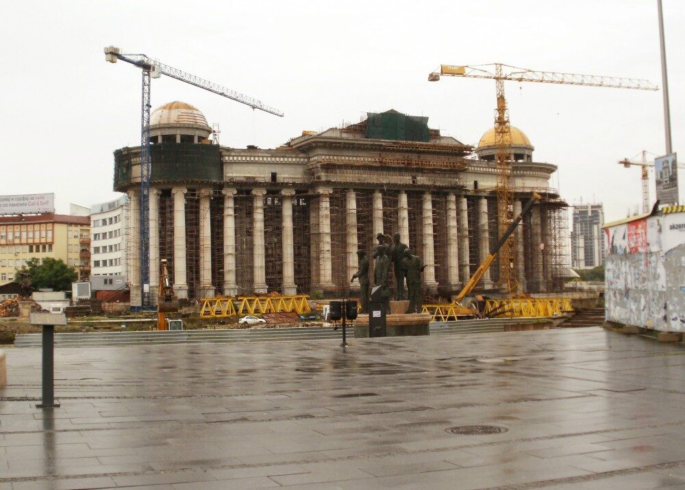 Jeřáby obehnané historické budovy Skopje