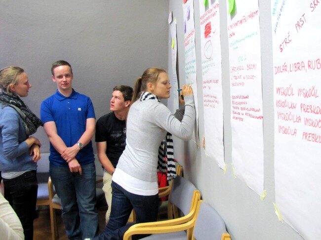 FOTO: Účastníci píší na zeď jazykolamy z různých jazyků