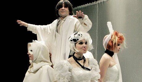 FOTO: Z inscenace Bláznovy zápisky (Východočeské divadlo)