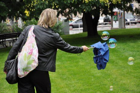 Interakce Bubble stroje s kolemjdoucími je běžná.