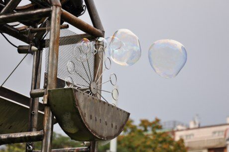 Bublifuková směs je zcela ekologická, Bubble stroj samotný potom pohání fotovoltaický článek.