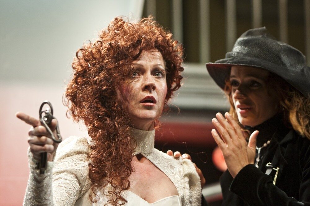 Foto: Dana Košícká a Ivana Jirešová ve hře Oko za oko - niečo za niečo