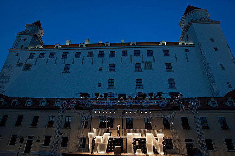 Foto: scéna inscenace Oko za oko - niečo za niečo před Bratislavským hradem