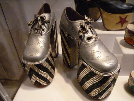 FOTO: Boty Eltona Johna na výstavě Umění každodennosti v Českém Krumlově, zdroj: Egon Schiele Art Centrum